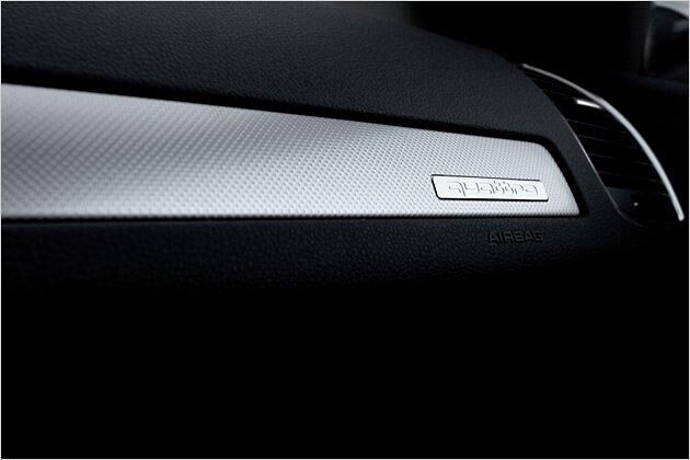 Der quattro-Schriftzug auf der Alublende im Innenraum deutet es an: Der Audi Q7 ist serienmäßig mit einem permanenten Allradantrieb ausgerüstet