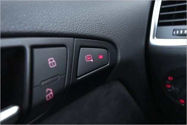 Der Taster rechts in der Tür aktiviert den Spurwechselassistenten, der für 600 Euro Aufpreis zu haben ist