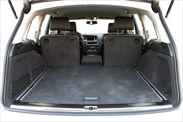 Der umklappbare mittlere Teil der Rückbank ist praktisch, wenn man schmale Güter transportierern will