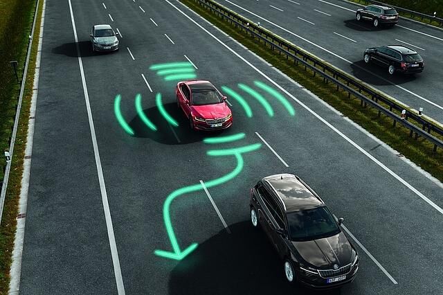 Der Emergency Assist lenkt den Skoda selbstständig an den Fahrbahnrand, wenn der Fahrer nicht mehr in der Lage ist, das Auto zu beherrschen