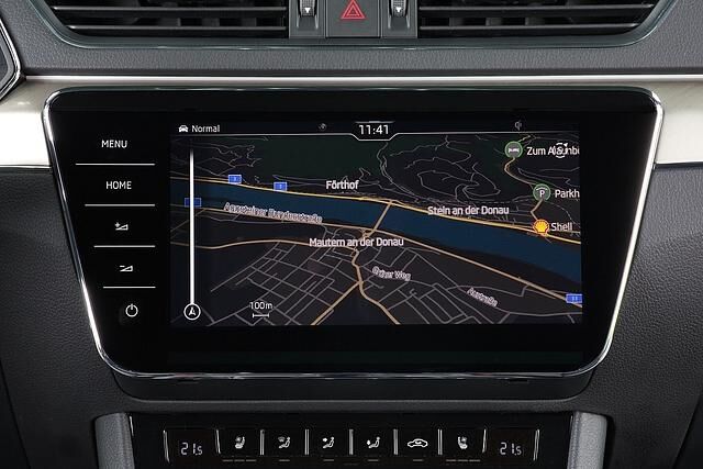 Das Top-Infotainmentsystem hat einen 9,2 Zoll großen kapazitiven Touchscreen