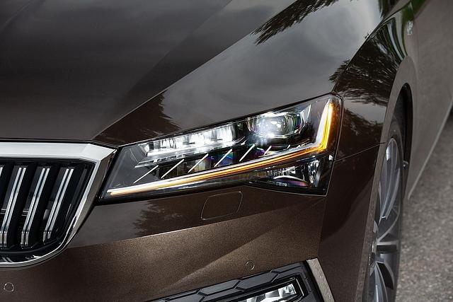 Beim Skoda Superb ist Voll-LED-Licht serienmäßig