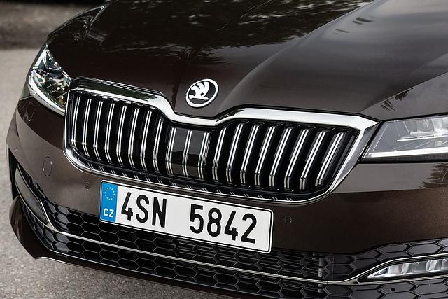 Der Kühlergrill ist breiter und hat Kontakt mit den Scheinwerfern