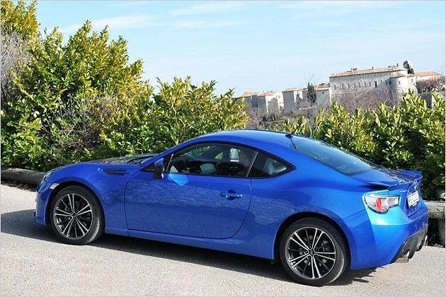 Die kurzen Überhänge lassen den BRZ schon optisch wendig wirken