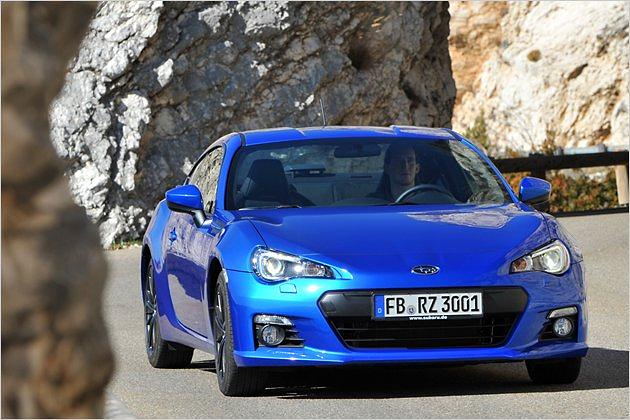 Über den Insassen spannt sich ein angedeutetes Double-Bubble-Dach