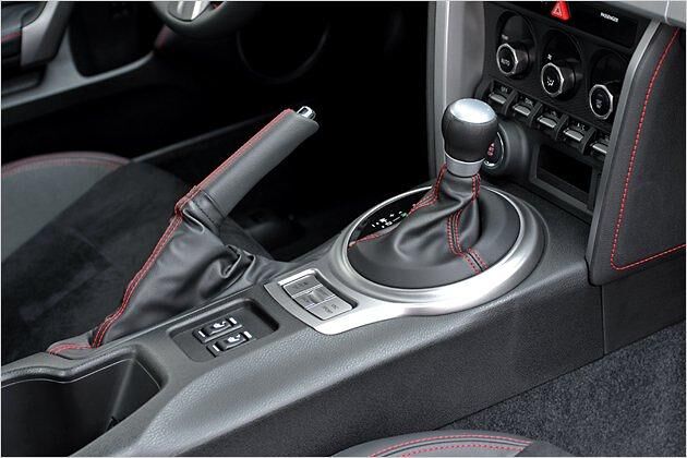 Mit runden Gestaltungselementen: Die Mittelkonsole des BRZ