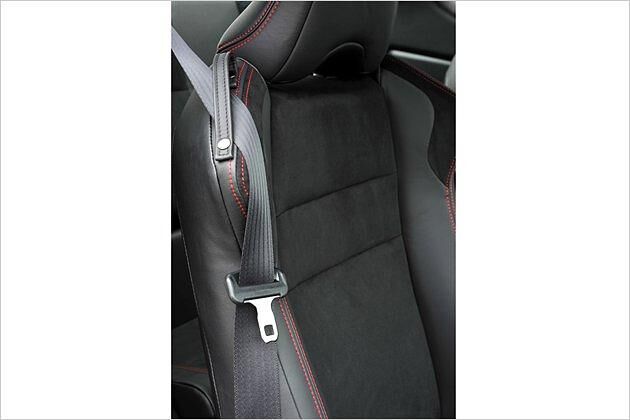 Die Gurtführung erleichtert das Greifen des Gurtes nach dem Einsteigen