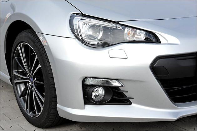 Der BRZ guckt mit seinem serienmäßigen Xenon-Licht angriffslustig auf die Straße