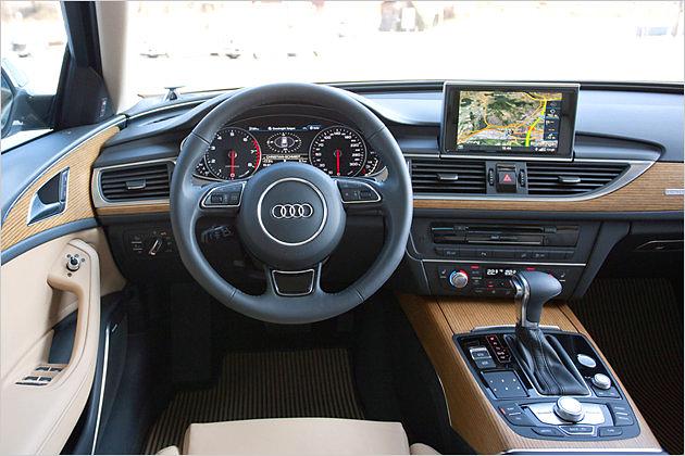 Mit sehr breiter Mittelkonsole: Die Kabine des A6 allroad quattro