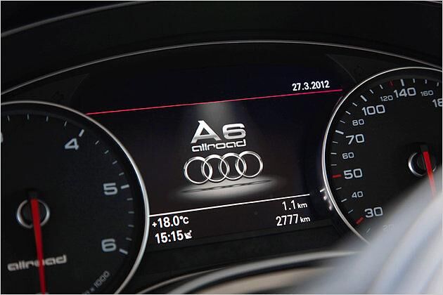 Beim Start stellt sich der A6 allroad quattro im zwischen den Rundinstrumenten gelegenen Multifunktions-Display vor