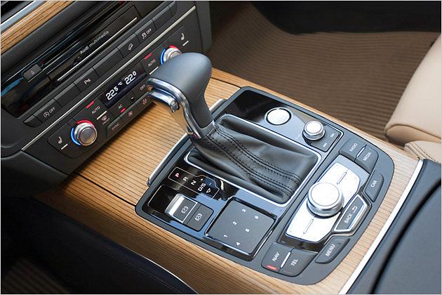Der Wahlhebel für die Achtgang-Automatik fasst sich gut an