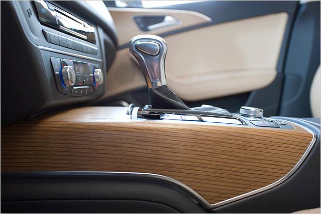 Edle Holzverkleidungen sind optional zu haben