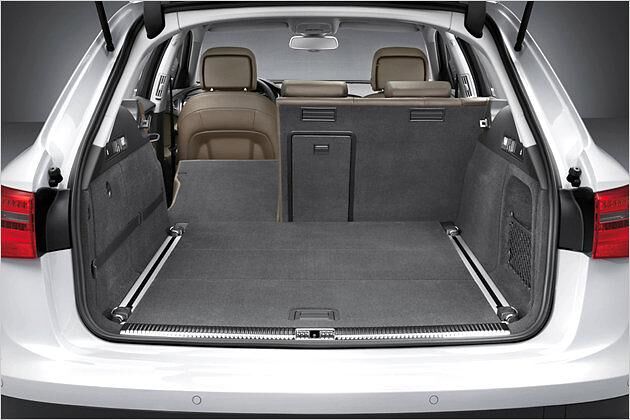 Die Rücksitzlehne des A6 allroad quattro lässt sich asymmetrisch geteilt umklappen