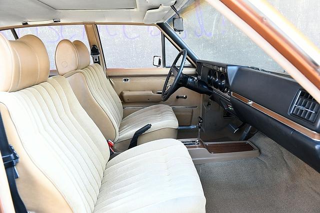 Vorne thront man in loungeartigem Gestühl