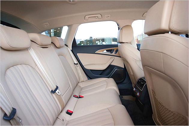 Auch im Fond des A6 allroad quattro kann man bequem reisen