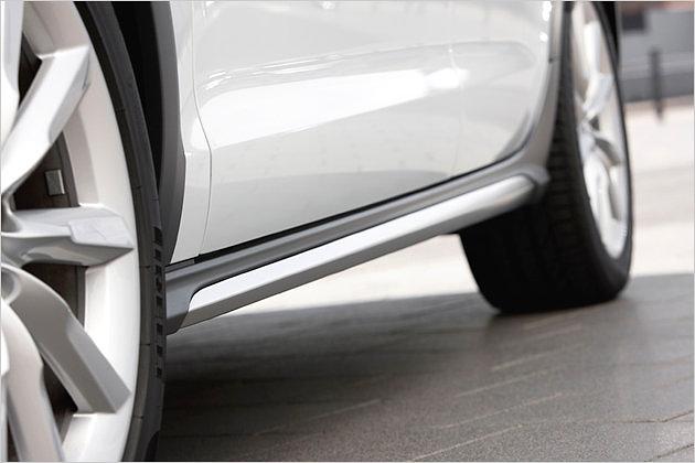 Durch den Metalleinsatz wirkt der Seitenschweller hochwertig