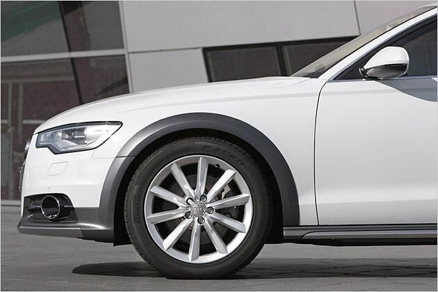 Die Radhausverbreiterungen werden durch zusätzliche Kunststoffteile realisiert