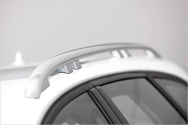 Die Dachreling mit den üppig dimensionierten Stützen bekommen nur die allroad-Modelle. Die maximale Dachlast erhöht sich dadurch allerdings nicht