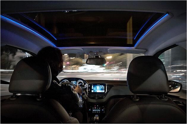 In Kombination mit dem Panorama-Glasdach sorgt eine blaue LED-Beleuchtung für einen Hingucker-Effekt