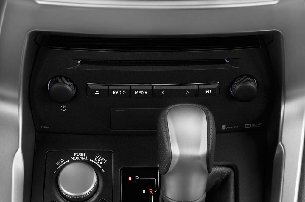 Lexus NX (Baujahr 2015) 300H E-Four F Sport 5 Türen Radio und Infotainmentsystem