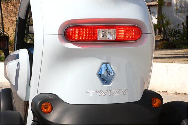 Von hinten sieht der Twizy recht ungewöhnlich aus