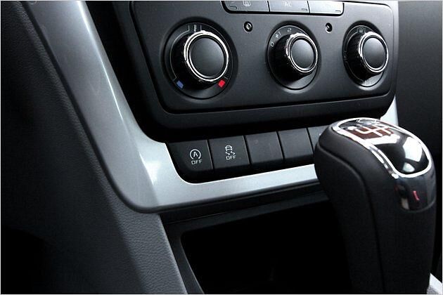 Das serienmäßige Start-Stopp-System lässt sich über eine Taste in der Mittelkonsole abschalten