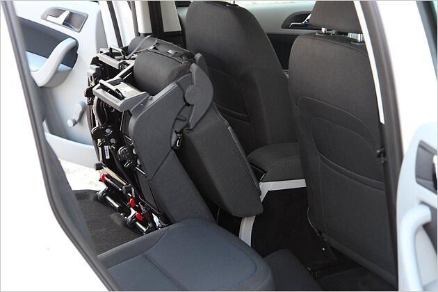 Die Fondsitze lassen sich einzeln nach vorn wickeln. Der mittlere stößt dabei allerdings an die Mittelarmlehne