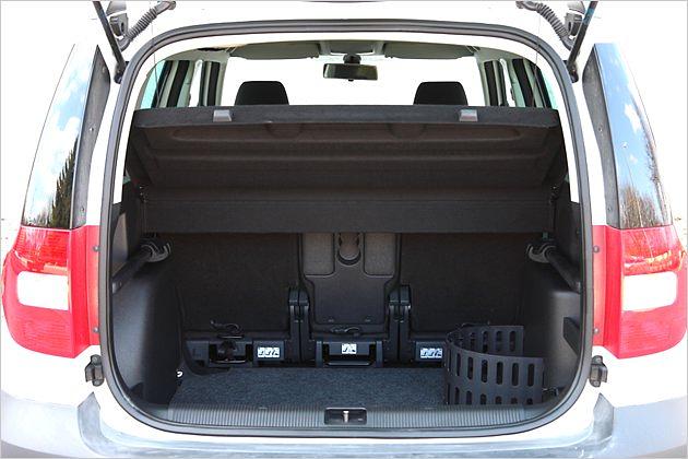 Kofferraum mit Abdeckung und Gepäck-Haltesystem: Ein optionaler Einlegeboden, wie er für den Yeti Ambition und Elegance verfügbar ist, wäre auch beim Greenline praktisch