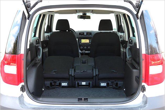 Die Sitzlehnen können einzeln auf die Sitzpolster geklappt werden