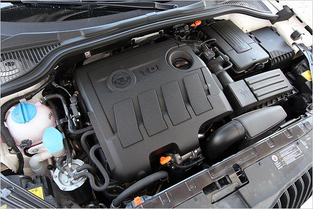 Unter der Haube arbeitet ein 1.6 TDI mit 105 PS. Er treibt über ein Getriebe mit nur fünf Gängen die Vorderräder an