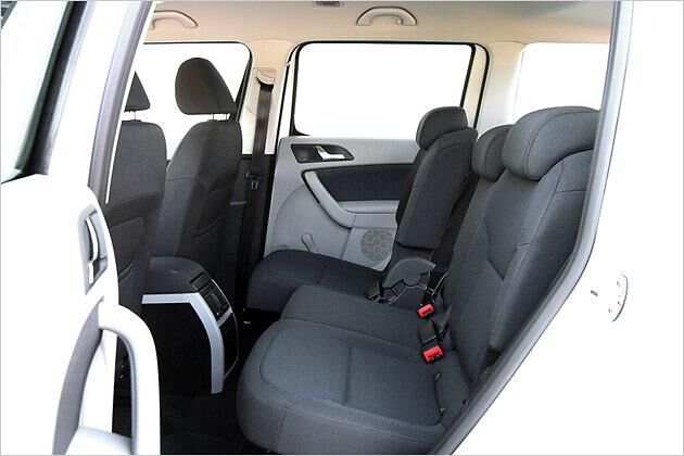 Die äußeren der drei Sitze im Fond lassen sich um etwa 15 Zentimeter längs verstellen. In der hintersten Position haben mittelgroße Erwachsene viel Platz