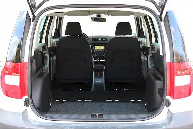 Schließlich können alle Fondsitze ausgebaut werden. Dann passen 1.760 Liter Gepäck in den Yeti