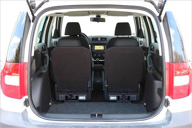 Der mittlere Sitz kann herausgenommen und die Außensitzer weiter innen montiert werden - so ergibt sich ein Viersitzer