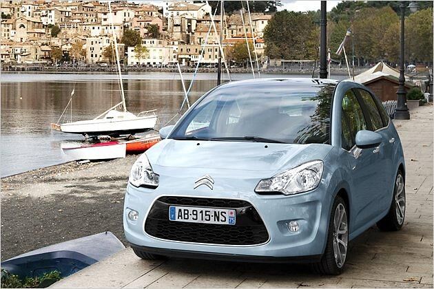 Die Frontpartie wird von einem großen trapezförmigen Kühlergrill dominiert