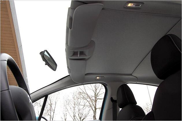 Ein verschiebbares Verdunklungsrollo verhindert, dass Fahrer und Beifahrer geblendet werden