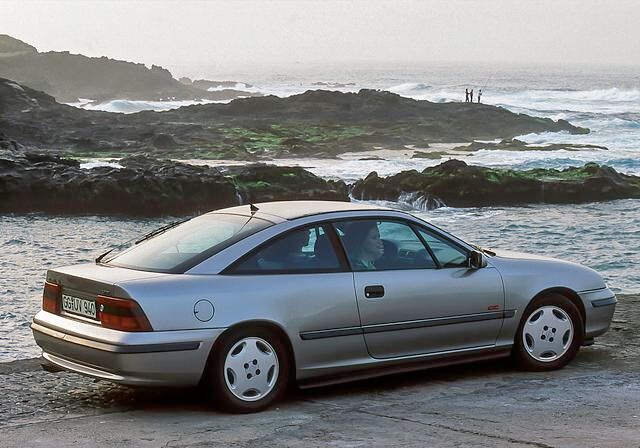 Am 9. Juni 1990 erlebt der Calibra seinen Verkaufsstart in Deutschland mit zwei Motoren und Antriebskonzepten
