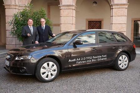 Der Bayerische Landwirtschaftsminister Helmut Brunner (l.) holfährt einen A4 Avant 2.0 TFSI flexibl fuel. Der Dienstwagen wird mit Bioalkohol E 85 - hergestellt aus Futtergetreide - betrieben.