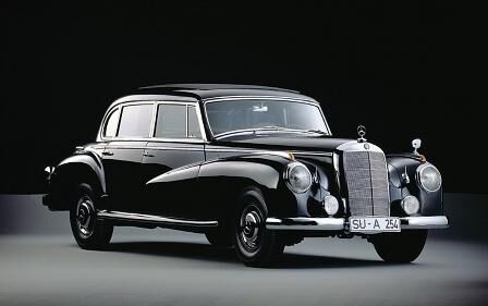Mehr ging nicht: Konrad Adenauer, erster Bundeskanzler, unterstrich seinen Status mit einem Mercedes-Benz Typ 300 (Baureihe W 186 II)