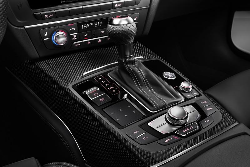 Audi bietet zwei alternative Optikpakete - Aluminium matt oder Carbon.