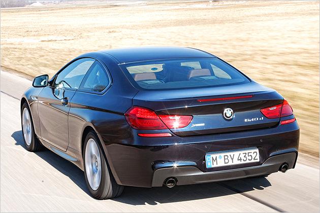 Zwei Endrohre schauen aus dem schwarzen Diffusor-Einsatz