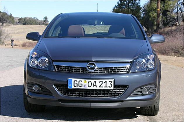 Guckt verschmitzt und neugierig: Der Astra GTC