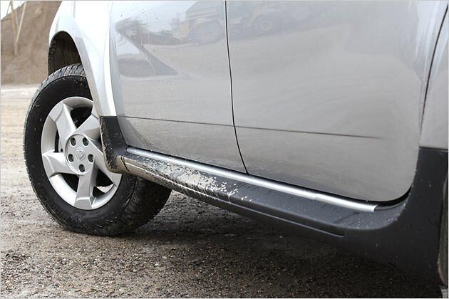 Seitenschweller aus Kunststoff schützen die Türen vor Verschmutzung