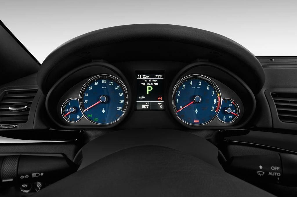 Maserati Grancabrio (Baujahr 2012) - 2 Türen Tacho und Fahrerinstrumente