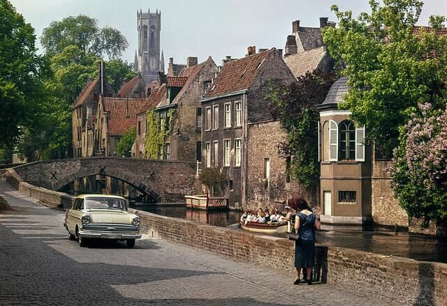 Der bis aufs Jahr 1936 zurückgehende Reihen-Sechszylinder bekam eine finale Vergrößerung von 2,5 auf 2,6-Liter und mehr Motorleistung von nun 66 kW/90 PS