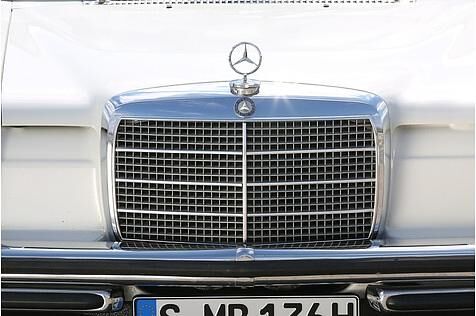 Mercedes 280 E der Baureihe W115 / Strich-Acht - der typische Gitter-Kühlergrill