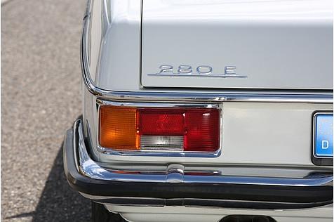 Mercedes 280 E der Baureihe W115 / Strich-Acht - später bekamen die Rückleuchten eine Riffelung