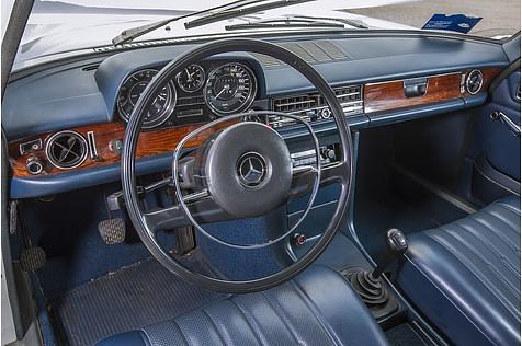 Mercedes 280 E der Baureihe W115 / Strich-Acht - nüchterner Innenraum