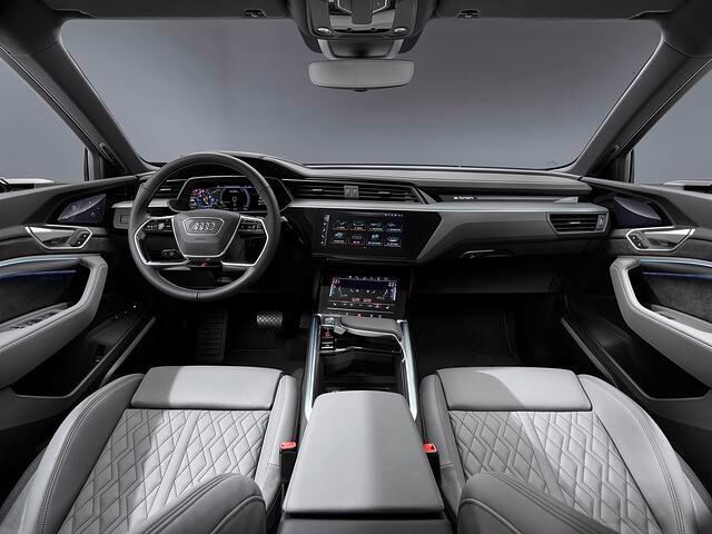 Das Cockpit entspricht dem des e-tron - und das flacher auslaufende Dach dürfte wohl auch nur Sitzriesen auf der Rückbank oder notorischen Kühlschrank-Transporteuren zu eng sein