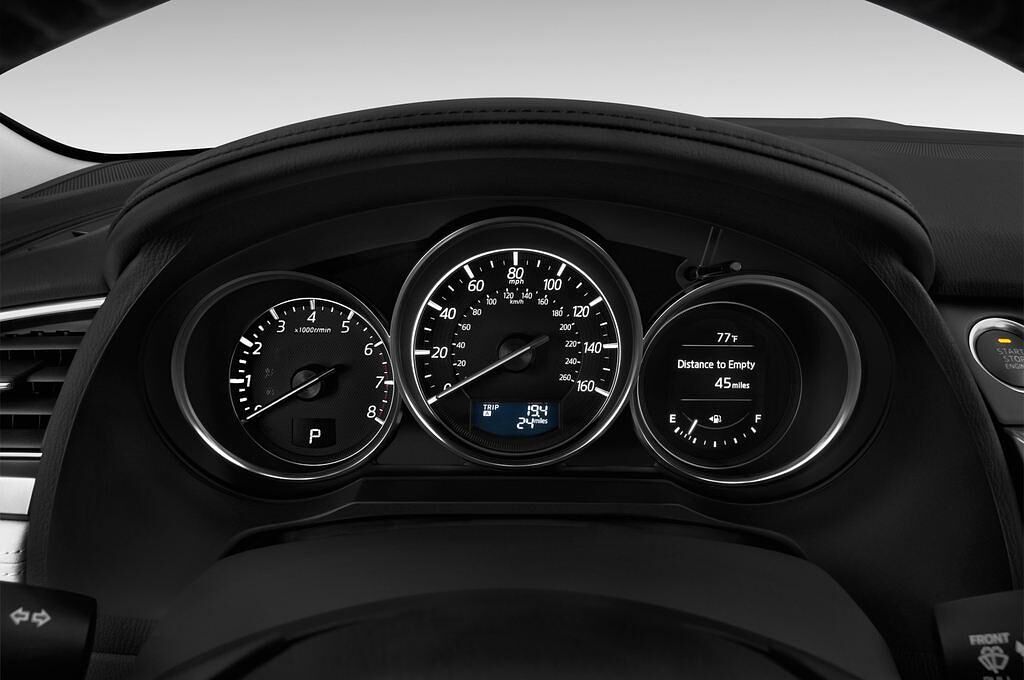Mazda Mazda6 (Baujahr 2015) Sports-Line 4 Türen Tacho und Fahrerinstrumente