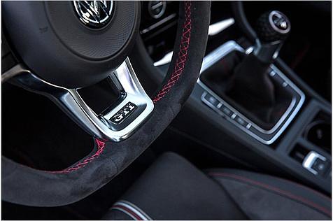 Das Lenkrad ist unten abgeflacht